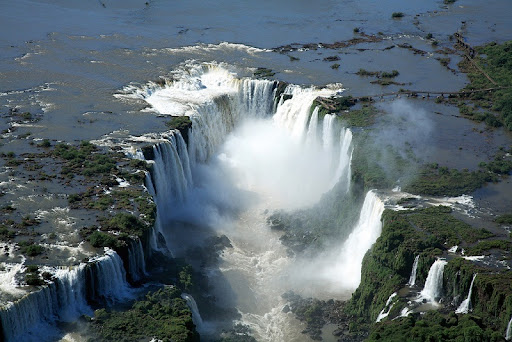 Водопад Игуасу: сила воды между Бразилией и Аргентиной