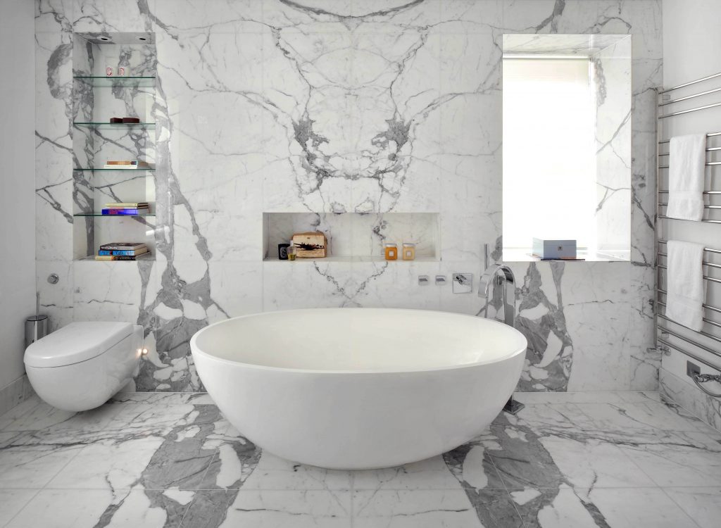 Очарование ванных комнат и кухонь с дизайнерским мрамором